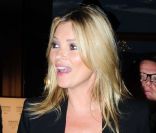 Kate Moss : Très chic et souriante pour honorer une légende vivante de la mode