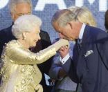Le prince Charles a été particulièrement émouvant avec sa 'Mummy' en clôture du concert du jubilé de diamant d'Elizabeth II.  Buckingham Palace accueillait le 4 juin au soir le concert du jubilé de diamant de la reine Elizabeth II, point d'orgue des festivités pour ses 60 ans de règne. Privée de son époux, hospitalisé, la monarque était entourée de toute la famille royale, de nombreux invités, de 12 000 spectateurs dans l'enceinte de Buckingham et de 500 000 sur le Mall.
