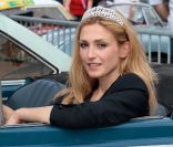 Julie Gayet, marraine du rallye des Princesses, avec sa couronne !