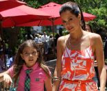 Brooke Burke avec sa fille Neriah Fisher présente la marque de glaces Dryer's Ice Cream, à Los Angeles le 6 juin 2012
