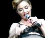 Madonna exhibe un téton sur le MDNA Tour, hystérie à Istanbul !