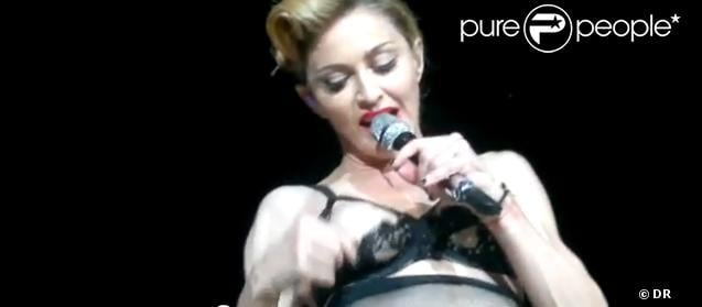 Madonna dévoile l'un de ses seins lors de son concert à Istanbul jeudi 7 mai 2012 en Turquie