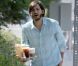 Ashton Kutcher apporte le café sur le tournage de  Jobs , le 30 mai 2012 à Los Angeles.