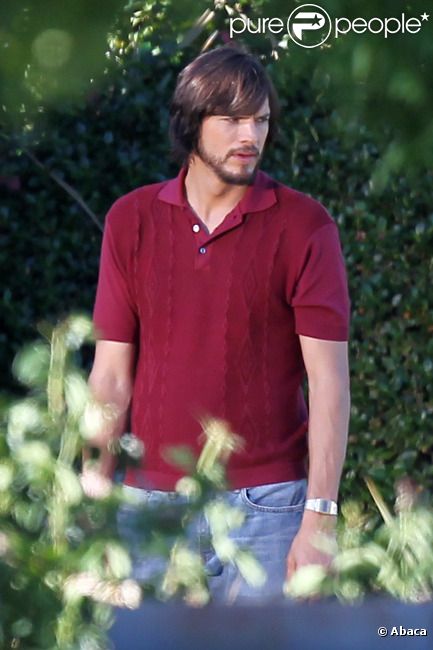Ashton Kutcher est Steve Jobs, sur le tournage de  Jobs , le 13 juin 2012 à Los Angeles.