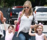 Enceinte, Sarah Michelle Gellar va chercher sa fille Charlotte à son cours de danse à Los Angeles le 16 juin 2012