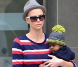 Charlize Theron, crâne rasé en juin 2012 à Los Angeles.