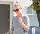 Kate Bosworth porte un modèle phare de basket Isabel Marant, les Beckett, dans les rues de Los Angeles.