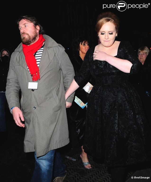 Adele et son compagnon Simon Konecki en décembre 2010 à Londres. Le 29 juin 2012, la chanteuse anglaise a annoncé être enceinte de leur premier enfant.