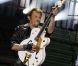 Johnny Hallyday et la fameuse guitare qu'on lui a dérobée, au Stade de France, le 15 juin 2012.