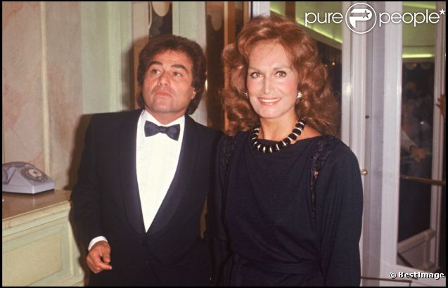 Dalida et son frère Orlando à Paris en 1983. 
 En 2012, 25 ans après son suicide dans la nuit du 2 au 3 mai 1987, Dalida continue de passionner et de renvoyer l'image d'une diva aux airs de femme fatale. Sa facette intime, celle de la femme désespérée, reste à découvrir...