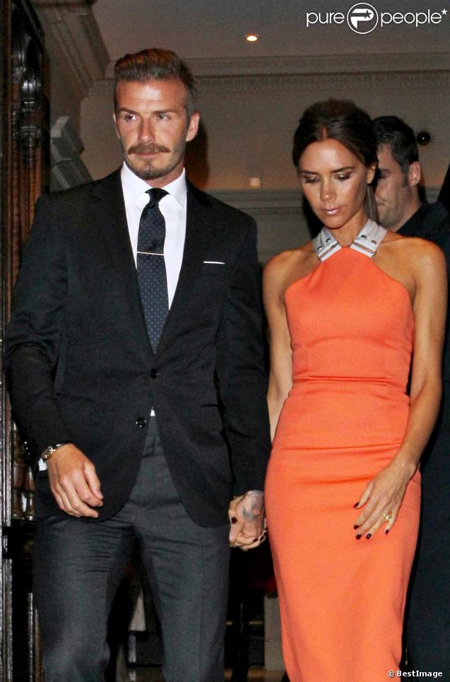 David et Victoria Beckham, couple amoureux et ultra stylé pour l'anniversaire de Simon Fuller. Londres, le 9 juillet 2012.