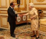 Elizabeth II : Bienvenue à François Hollande en français, et à la flamme des JO