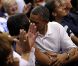 Michelle et Barack Obama assistent à un match de l'équipe olympique féminine de basket contre le Brésil et s'embrassent, à Washington, le 16 juillet 2012