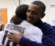 Barack Obama félicite l'équipe olympique féminine de basket qui a gagné un match contre le Brésil, à Washington, le 16 juillet 2012