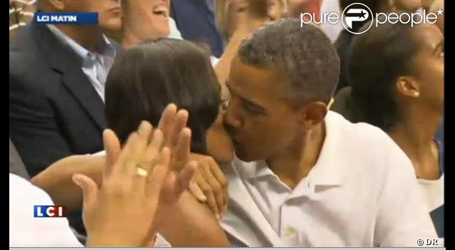 Barack Obama embrasse sa femme Michelle lors d'un match de basket à Washington, le 16 juillet 2012