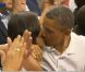 Barack Obama embrasse sa femme Michelle lors d'un match de basket à Washington, le 16 juillet 2012