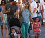 Tomer Sisley avec sa compagne Julie et leurs enfants Liv Shaya et Levin à Saint-Tropez le 17 juillet 2012