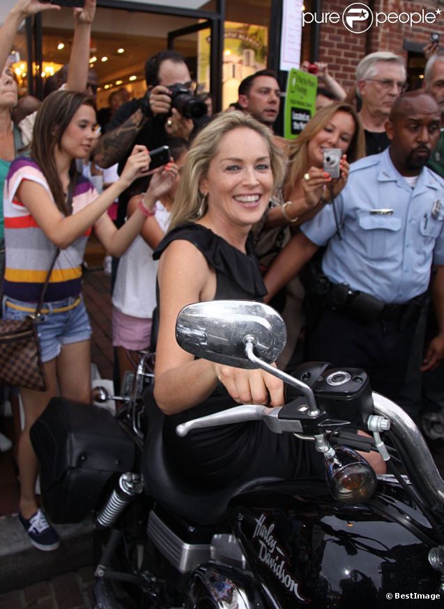 Sharon Stone, très à l'aise sur un gros cube le 20 juillet 2012 à Washington pour un évènement caritatif en faveur de l'amfAR