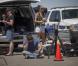 Les proches des victimes viennent rendre hommage sur le lieu où s'est déroulée la fusillade du 20 juillet lors de l'avant-première de The Dark Knight, à Aurora dans le Colorado aux Etats-Unis