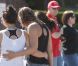 Les proches des victimes viennent rendre hommage sur le lieu où s'est déroulée la fusillade du 20 juillet lors de l'avant-première de The Dark Knight, à Aurora dans le Colorado aux Etats-Unis