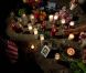 Les proches des victimes viennent rendre hommage sur le lieu où s'est déroulée la fusillade du 20 juillet lors de l'avant-première de The Dark Knight, à Aurora dans le Colorado aux Etats-Unis