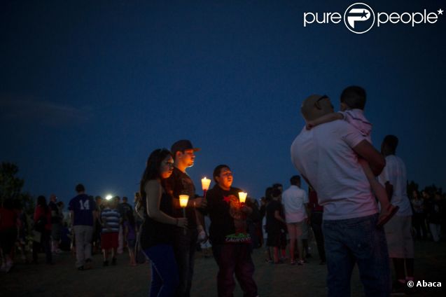 Les proches des victimes viennent rendre hommage sur le lieu où s'est déroulée la fusillade du 20 juillet lors de l'avant-première de The Dark Knight, à Aurora dans le Colorado aux Etats-Unis