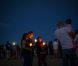 Les proches des victimes viennent rendre hommage sur le lieu où s'est déroulée la fusillade du 20 juillet lors de l'avant-première de The Dark Knight, à Aurora dans le Colorado aux Etats-Unis