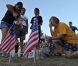 Les proches des victimes viennent rendre hommage sur le lieu où s'est déroulée la fusillade du 20 juillet lors de l'avant-première de The Dark Knight, à Aurora dans le Colorado aux Etats-Unis