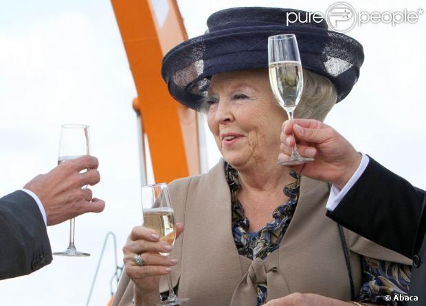  La reine Beatrix des Pays-Bas est à la tête de la monarchie la plus onéreuse d'Europe. 
 En juillet 2012, une enquête menée par un professeur de l'Université de Gent sur les chefs d'Etat les plus coûteux d'Europe établit que la monarchie britannique n'est plus la plus coûteuse, dépassée par la Maison royale des Pays-Bas. La famille royale d'Espagne, elle, continue de réduire la voilure. 