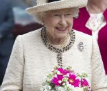  Elizabeth II a accompagné la morosité économique qui touche aussi son pays en réduisant le budget de la monarchie. 
 En juillet 2012, une enquête menée par un professeur de l'Université de Gand sur les chefs d'Etat les plus coûteux d'Europe établit que la monarchie britannique n'est plus la plus coûteuse, dépassée par la Maison royale des Pays-Bas. La famille royale d'Espagne, elle, continue de réduire la voilure. 