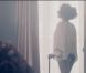  En petite tenue à la fenêtre : déjà vu dans le clip de  Mira ... 
 Melody Gardot, image du clip  La Vie en Rose  (juillet 2012), collaboration avec la maison de joaillerie Piaget. 