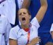 Laure Manaudou le 29 juillet 2012, enthousiaste après la médaille d'or décrochée par Camille Muffat à l'Aquatics Center de Londres lors des Jeux olympiques 2012 sur 400 mètres