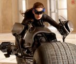 Anne Hathaway dans  The Dark Knight Rises  de Christopher Nolan.