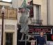 Avec prudence, la statue aux airs de Carla Bruni dressée à Nogent-sur-Marne, le 1er août 2012