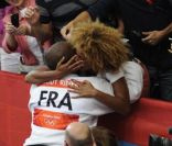 Teddy Riner embrassé tendrement par sa compagne Luthna lors des Jeux olympiques de Londres le 3 août 2012 après avoir décroché la médaille d'or