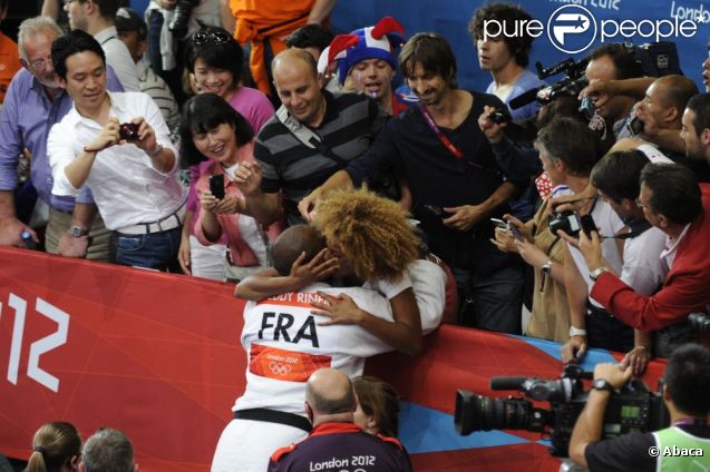 Teddy Riner embrassé tendrement par sa compagne Luthna lors des Jeux olympiques de Londres le 3 août 2012 après avoir décroché la médaille d'or