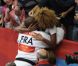 Teddy Riner embrassé tendrement par sa compagne Luthna lors des Jeux olympiques de Londres le 3 août 2012 après avoir décroché la médaille d'or