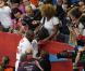 Teddy Riner embrassé tendrement par sa compagne Luthna lors des Jeux olympiques de Londres le 3 août 2012 après avoir décroché la médaille d'or
