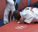 Teddy Riner embrasse les chaussures en or de son coach Benoit Campargue après avoir décroché l'or olympique le 3 août 2012 à Londres