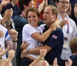 Kate Middleton et le prince William en plein câlin dans les gradins du Vélodrome de Londres lors de la victoire des Britanniques dans l'épreuve de vitesse sur piste des Jeux olympiques, le 2 août 2012. Le lendemain, William confiera à la BBC qu'il avait une peur panique d'être pris pour cible avec sa femme par la kiss cam !