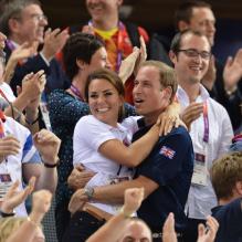 Kate Middleton et le prince William en plein câlin dans les gradins du Vélodrome de Londres lors de la victoire des Britanniques dans l'épreuve de vitesse sur piste des Jeux olympiques, le 2 août 2012. Le lendemain, William confiera à la BBC qu'il avait une peur panique d'être pris pour cible avec sa femme par la kiss cam !