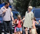 Michelle Williams et Jason Segel, tout sourire après être allés chercher Matilda, petite fille de l'actrice le 6 août 2012 à Los Angeles