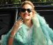 Rita Ora avait peut-être un peu chaud avec sa veste en fourrure lors de son arrivée aux studios de Radio 1 à Londres, le 10 août 2012.