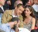 Dany Boon et sa femme Yaël dans les tribunes du Parc des Princes le 11 août 2012 pour la rentrée du Paris Saint-Germain en Ligue 1, tenu en échec (2-2) par Lorient lors de la 1e journée de championnat.