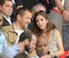 Dany Boon et sa femme Yaël dans les tribunes du Parc des Princes le 11 août 2012 pour la rentrée du Paris Saint-Germain en Ligue 1, tenu en échec (2-2) par Lorient lors de la 1e journée de championnat.