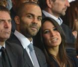 Tony Parker et sa compagne Axelle dans les tribunes du Parc des Princes le 11 août 2012 pour la rentrée du Paris Saint-Germain en Ligue 1, tenu en échec (2-2) par Lorient lors de la 1e journée de championnat.