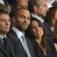 Tony Parker et sa compagne Axelle dans les tribunes du Parc des Princes le 11 août 2012 pour la rentrée du Paris Saint-Germain en Ligue 1, tenu en échec (2-2) par Lorient lors de la 1e journée de championnat.
