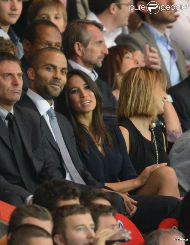 Tony Parker et sa compagne Axelle dans les tribunes du Parc des Princes le 11 août 2012 pour la rentrée du Paris Saint-Germain en Ligue 1, tenu en échec (2-2) par Lorient lors de la 1e journée de championnat.