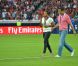 Les médaillés olympiques de Londres Lucie Décosse (judo, or) et Michaël Llodra (tennis, argent) ont donné le coup d'envoi au Parc des Princes le 11 août 2012 de PSG-Lorient lors de la 1e journée de championnat de Ligue 1.