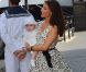 La princesse Marie de Danemark avec la princesse Athena, 6 mois, à quai devant le Dannebrog amarré à Londres durant les JO, le 11 août 2012.